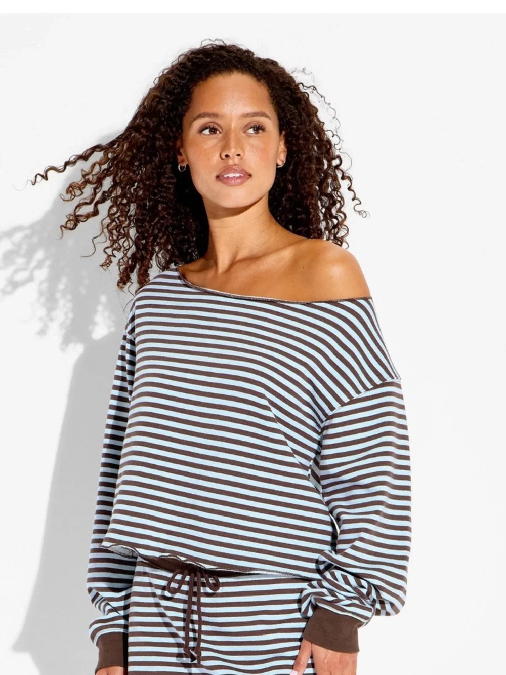 Women’s Off-Shoulder Pullover Sweatshirt    Dark Br Striped   L - Picture 2 of 3